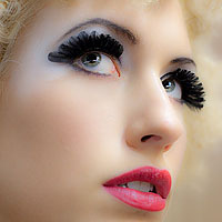 Va invitam la un workshop special: un fotomodel talentat si sexy, un make-up pro, echipamente de blitz Profoto cu sisteme de declansare Pocket Wizard, modelatoare de lumini Beauty-dish si striplite, putin Lightroom, un trainer simpatic si o locatie interesanta.