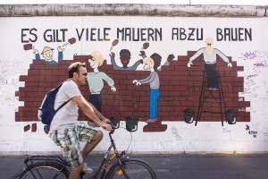 Oameni, arhitectura, scene de viata – aceasta este tema workshopului Street Photography. Multa practica fotografica sub indrumarea lui Simion Buia de la Academia de fotografie. Vor fi utilizate aparatele Sony NEX cu diferite obiective E-mount si DSLR Sony Alpha cu obiective de la Carl Zeiss (Fisheye, Macro, Weitwinkel, Teleobiectiv).