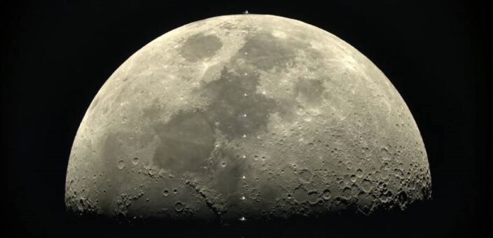 Camera Sony α7s a surprins Stația Spațială Internațională trecând prin fața lunii la 28.000 km/h